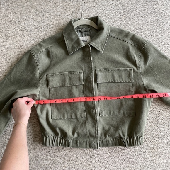 NWT Abercrombie & Fitch Khaki Olive Green Cropped Collared Button Utility Jacket - Picture 10 of 13